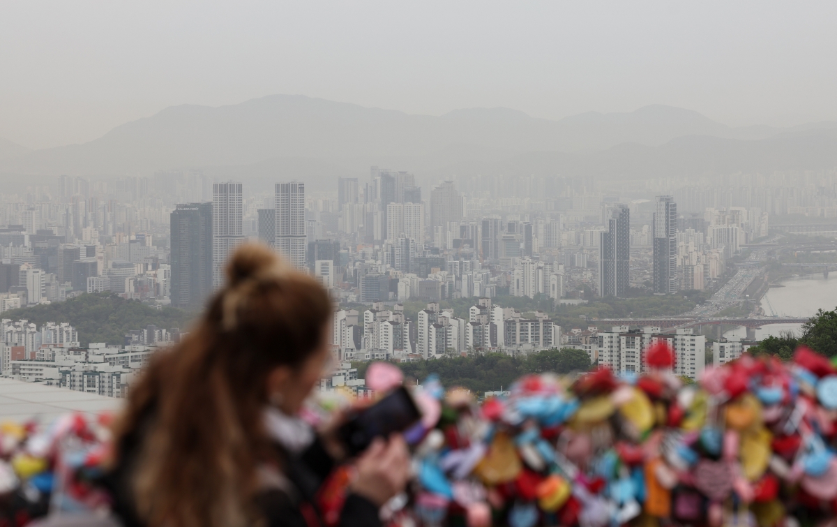 전국 대부분 지역에 황사의 영향으로 미세먼지 농도가 ‘나쁨’ 수준을 보인 22일 오전 서울 남산에서 바라본 서울 하늘이 뿌옇게 보이고 있다. 2026.4.22 뉴스1