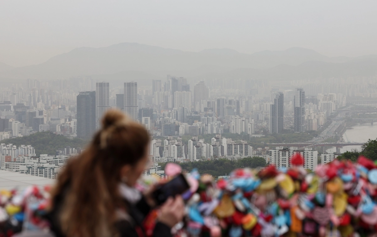 전국 대부분 지역에 황사의 영향으로 미세먼지 농도가 ‘나쁨’ 수준을 보인 22일 오전 서울 남산에서 바라본 서울 하늘이 뿌옇게 보이고 있다. 2026.4.22 뉴스1