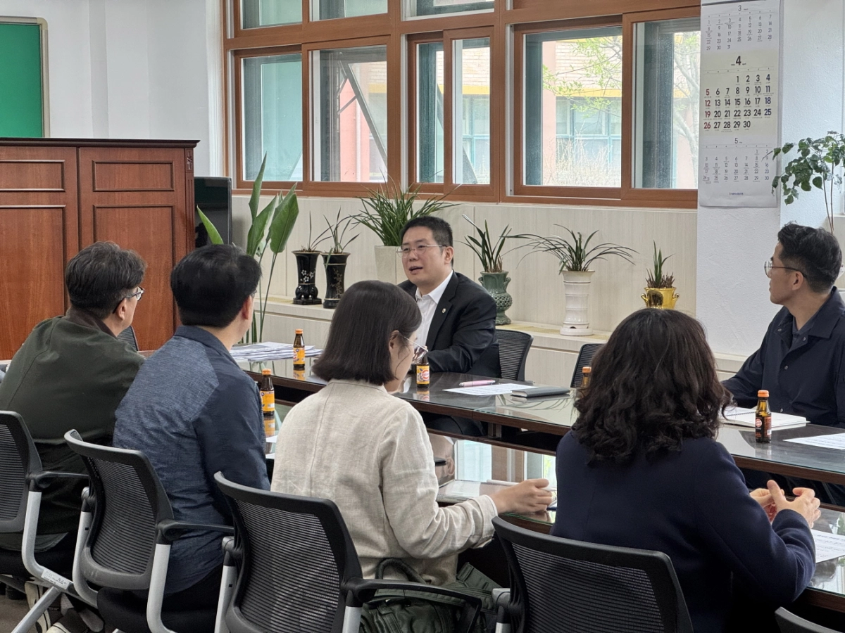 김현석 의원이 20일 급식실 현대화 사업을 앞둔 과천중앙고등학교를 방문해 현장을 점검하고 관계자들과 사업 추진 현황을 확인하고 있다.(사진=경기도의회)