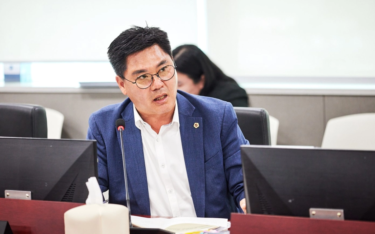 정하용 의원이 21일 열린 제389회 임시회 제1차 경제노동위원회에서 ‘경기도 햇빛소득·통합돌봄 융합모델 지원사업’과 관련해 사업 실효성과 운영계획을 점검하고 있다.(사진=경기도의회)