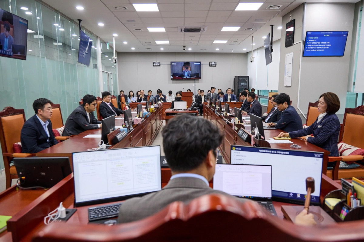 기획재정위원회(위원장 조성환)가 21일 열린 제389회 임시회 제1차 회의에서 민족통일 공익활동 지원 및 화재 사고 피해자 구제를 위한 안건 등을 심의·의결하고 있다.(사진=경기도의회)