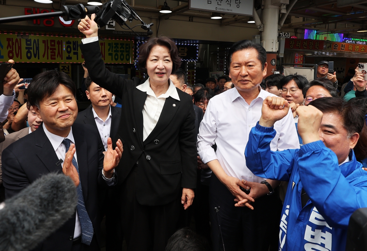 모란시장에서 발언하는 추미애 후보