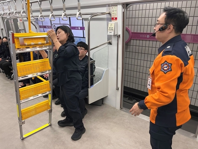 광역철도기동팀이 열차 긴급 탈출용 사다리 설치법을 교육받고 있다.