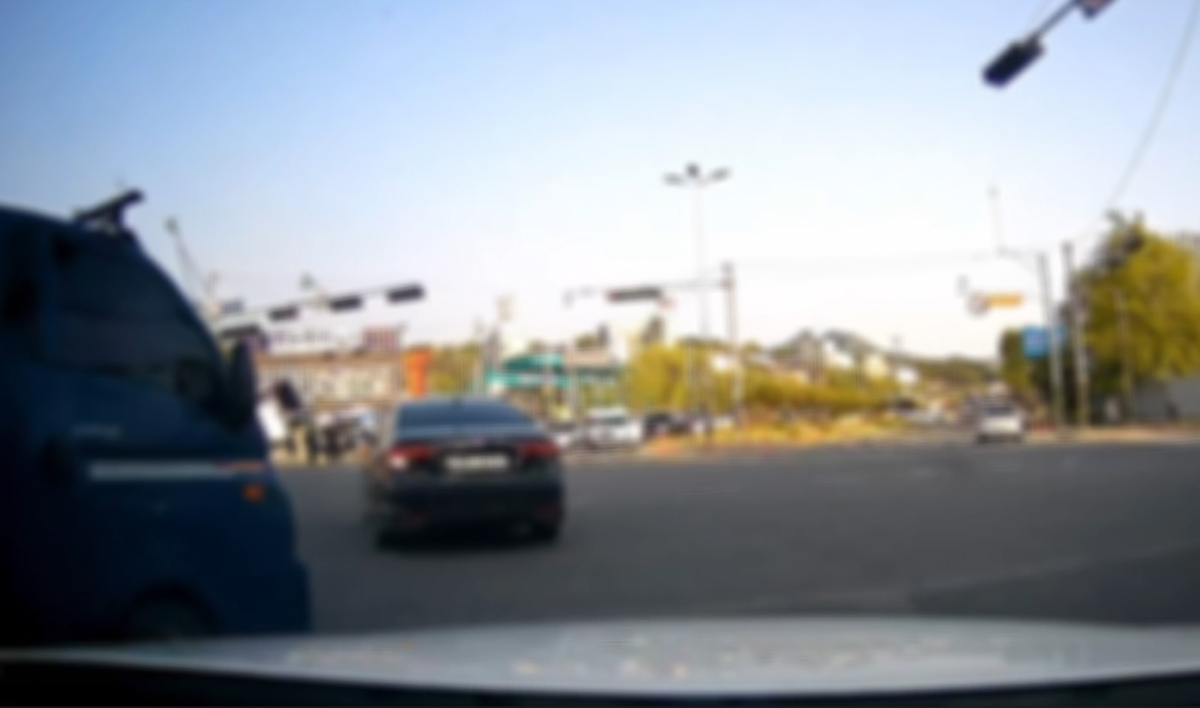 충남 천안에서 고의로 사고낸 A씨 차량 블랙박스 영상. 충남경찰청 제공