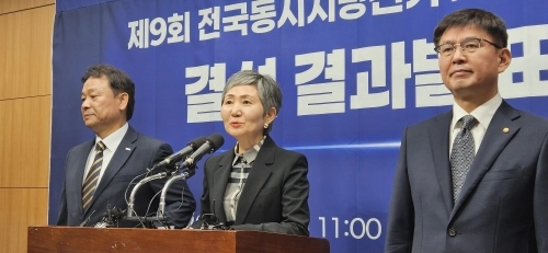 더불어민주당 전북특별자치도당 박영자 선거관리위원장이 22일 결선 결과 발표를 하고 있다. 설정욱 기자