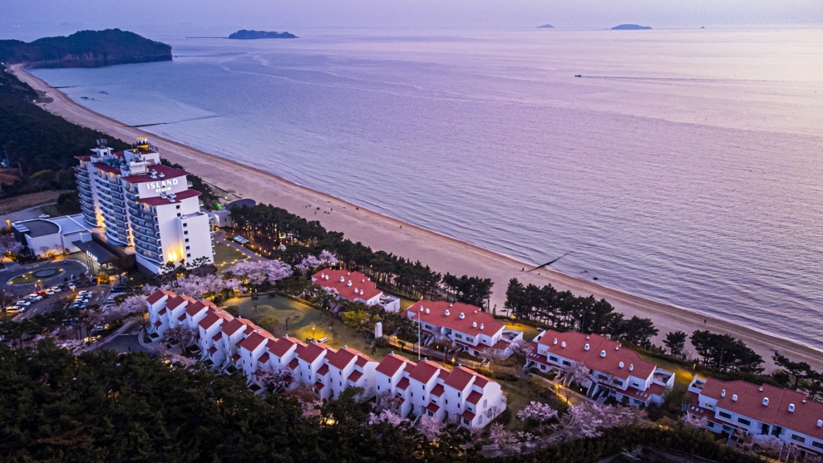 꽃지해수욕장의 수려한 경관을 품은 아일랜드 리솜의 전경. 호반호텔앤리조트 제공.