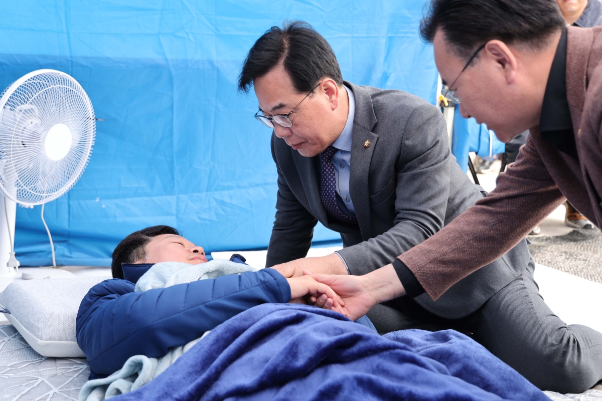 국민의힘 송언석 원내대표와 유상범 원내운영수석부대표가 22일 국회 본관 앞에서 단식 12일차를 맞은 안호영 더불어민주당 의원의 천막 농성장을 찾아 대화하고 있다. 2026.4.22 공동취재