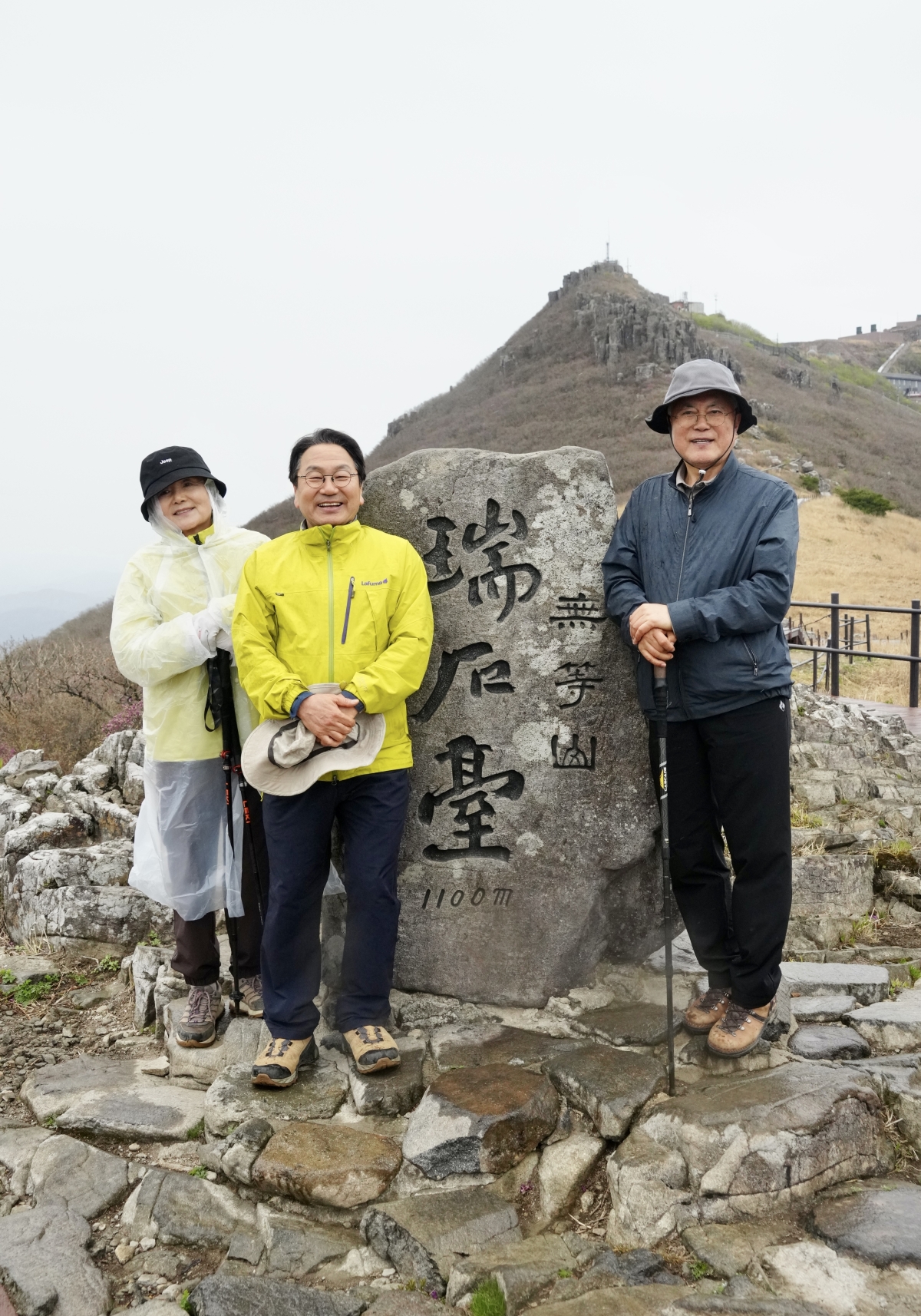 문재인(오른쪽) 전 대통령과 부인 김정숙 여사, 강기정 광주시장(가운데)이 22일 오전 광주 무등산국립공원 서석대에서 기념촬영하고 있다. 독자제공