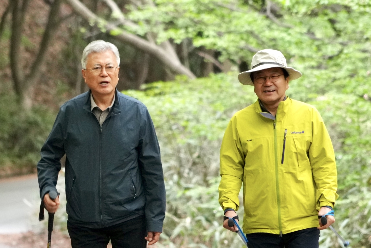 문재인(왼쪽) 전 대통령과 강기정 광주시장이 22일 오전 광주 무등산국립공원을 찾아 등산하고 있다. 독자제공