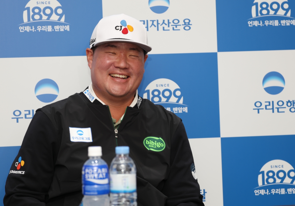 기자회견 도중 활짝 웃는 임성재. KPGA 제공.