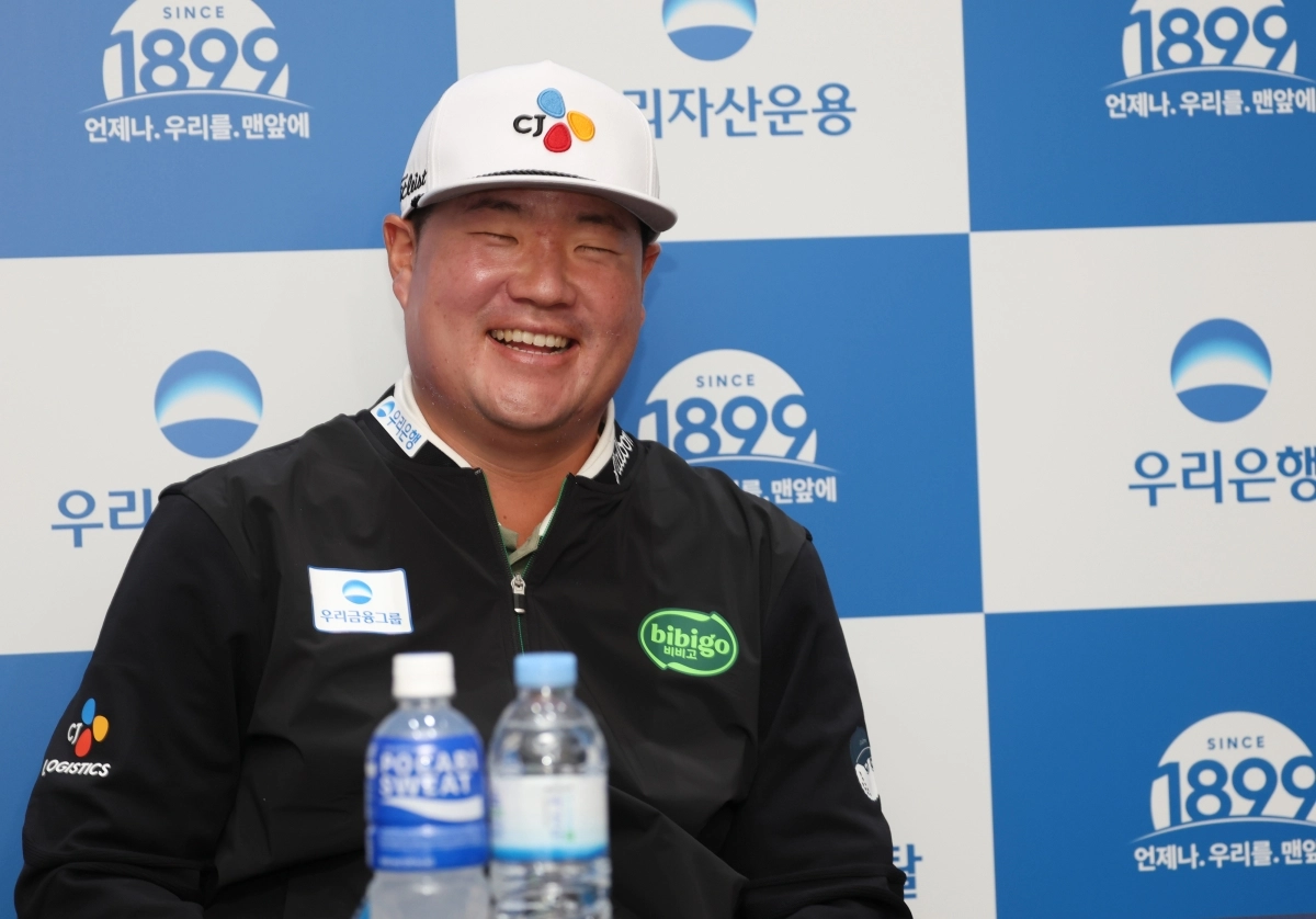 기자회견 도중 활짝 웃는 임성재. KPGA 제공.