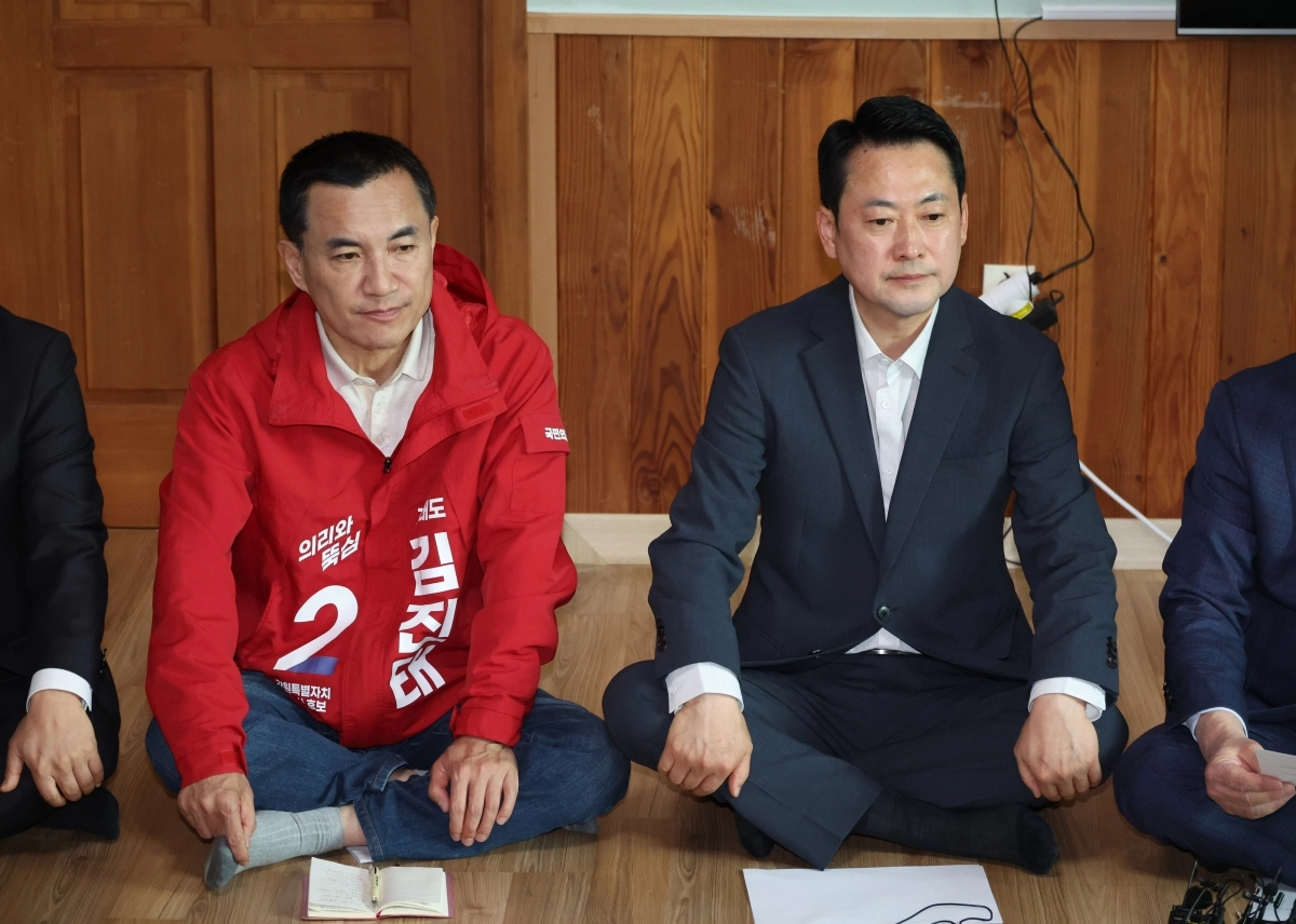 장동혁 국민의힘 대표와 김진태 강원지사가 22일 강원 양양군 손양면 수산리어촌마을회관에서 열린 지방선거 공약 발표 현장에 참석했다. 양양 뉴시스