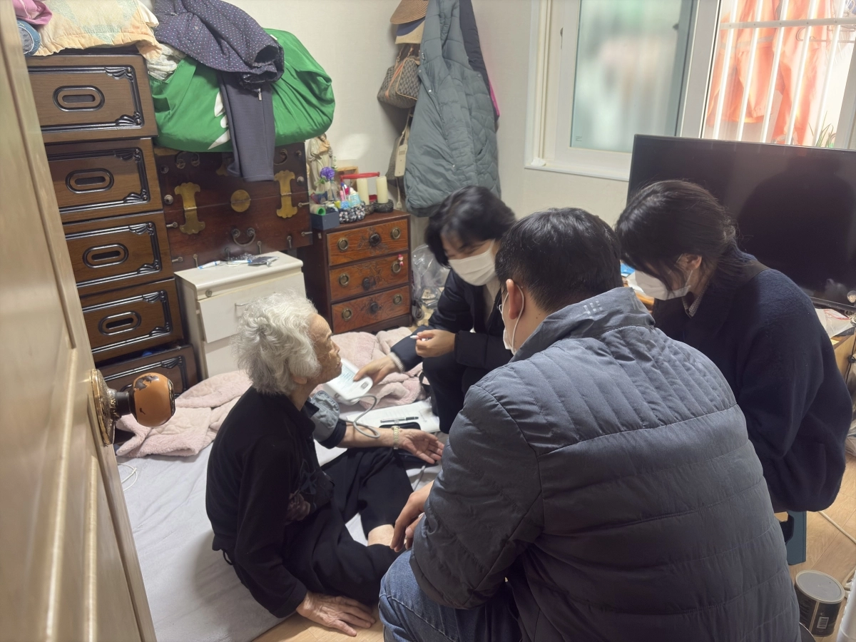 지난 3월 서울 마포구 건강장수센터 직원들이 한 어르신 댁을 방문해 건강상태를 점검하고 있다. 마포구 제공