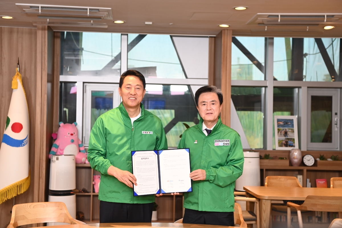 김태흠 충남지사(오른쪽)과 오세훈 서울시장이 업무협약을 체결하고 있다. 충남도 제공