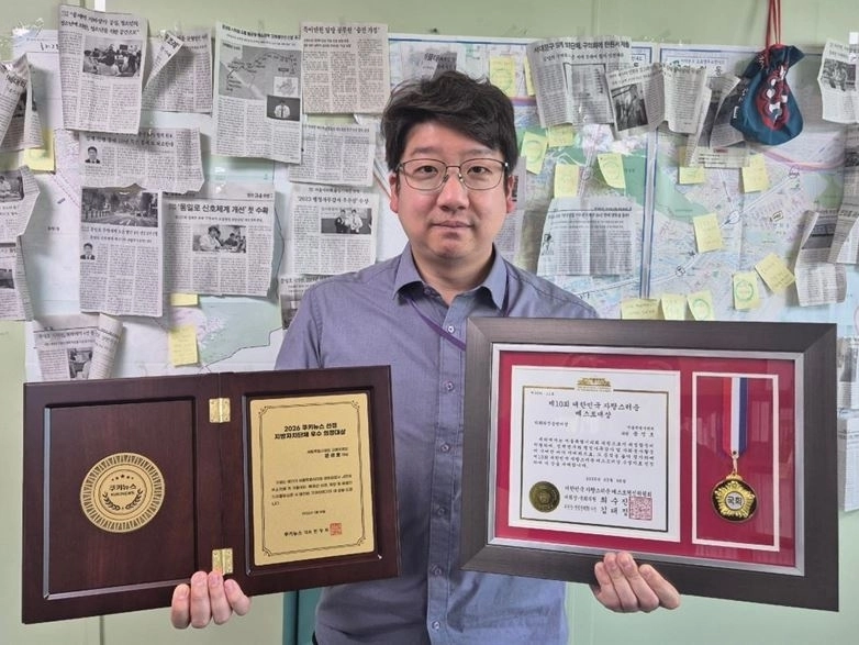 의정활동 관련 2관왕 수상 소식을 전하는 문성호 의원