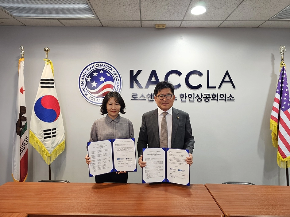 안경애 인재개발처장(왼쪽)과 로스앤젤레스 한인상공회의소 회장(정상봉)이 업무협약 후 기념촬영을 하고 있다. 순천향대 제공
