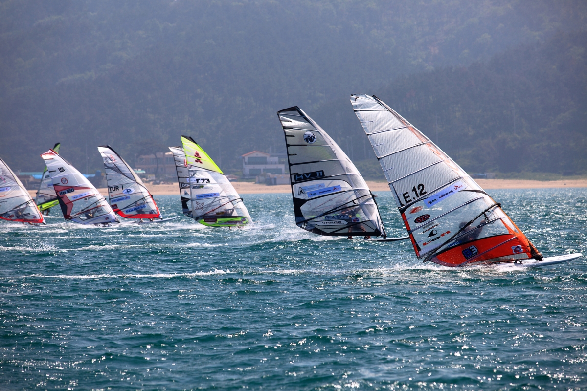 울산 울주군 진하해수욕장에서 열린 윈드서핑대회. 서울신문DB