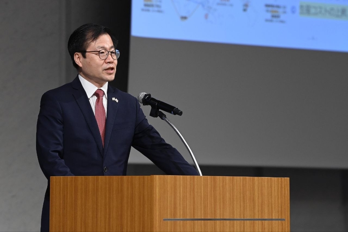 여한구 산업통상부 통상교섭본부장이 22일 일본 도쿄 게이단렌(일본경제단체연합회·경단련) 회관에서 한국경제인협회(한경협)와 게이단렌이 공동으로 개최한 ‘복합위기 시대의 한일 신 경제협력 세미나’에서 기조 연설을 하고 있다. 한경협 제공