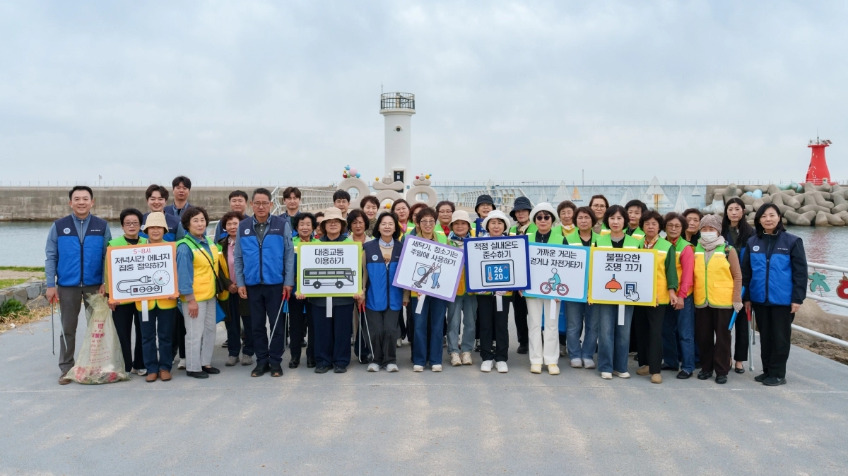22일 지구의 날을 맞아 환경 정화 활동에 나선 한국수력원자력 월성원자력본부 임직원과 시민들. 한수원 월성본부 제공