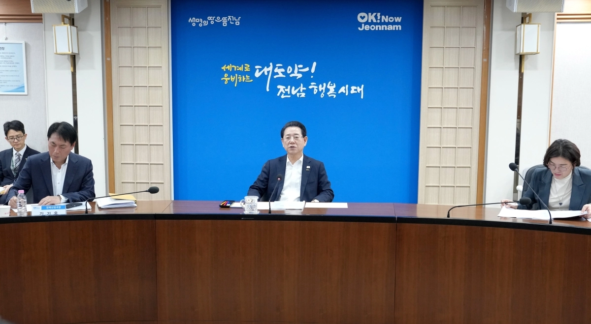 김영록 전남지사가 22일 도청에서 전남·광주통합특별시 기업유치 특별전담반 회의를 주재하고 있다.