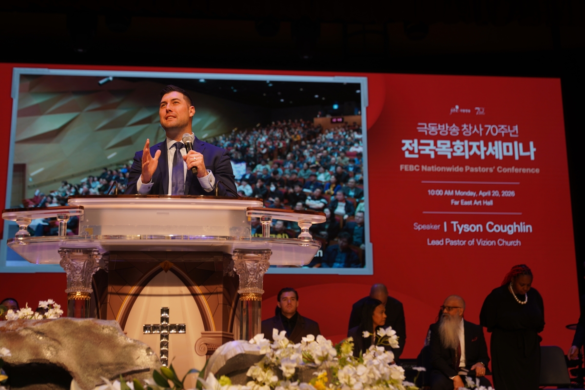 설교 중인 타이슨 커플린 목사. 극동방송 제공.