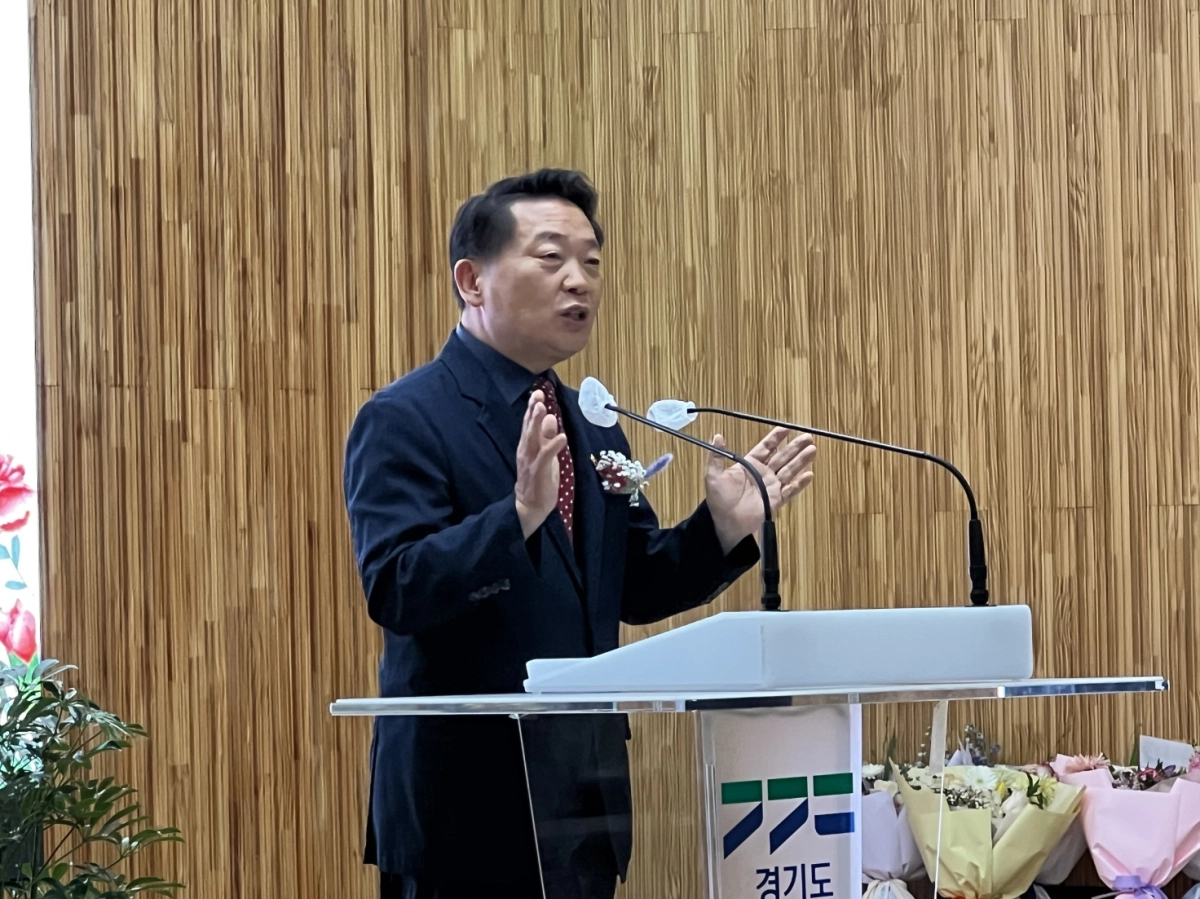 방성환 의원이 22일 경기도농업기술원 농업과학교육관에서 열린 ‘(사)경기도친환경농업인연합회 제7ㆍ8대 회장 및 임원 이취임식’에 참석해 축사를 하고 있다.(사진=경기도의회)