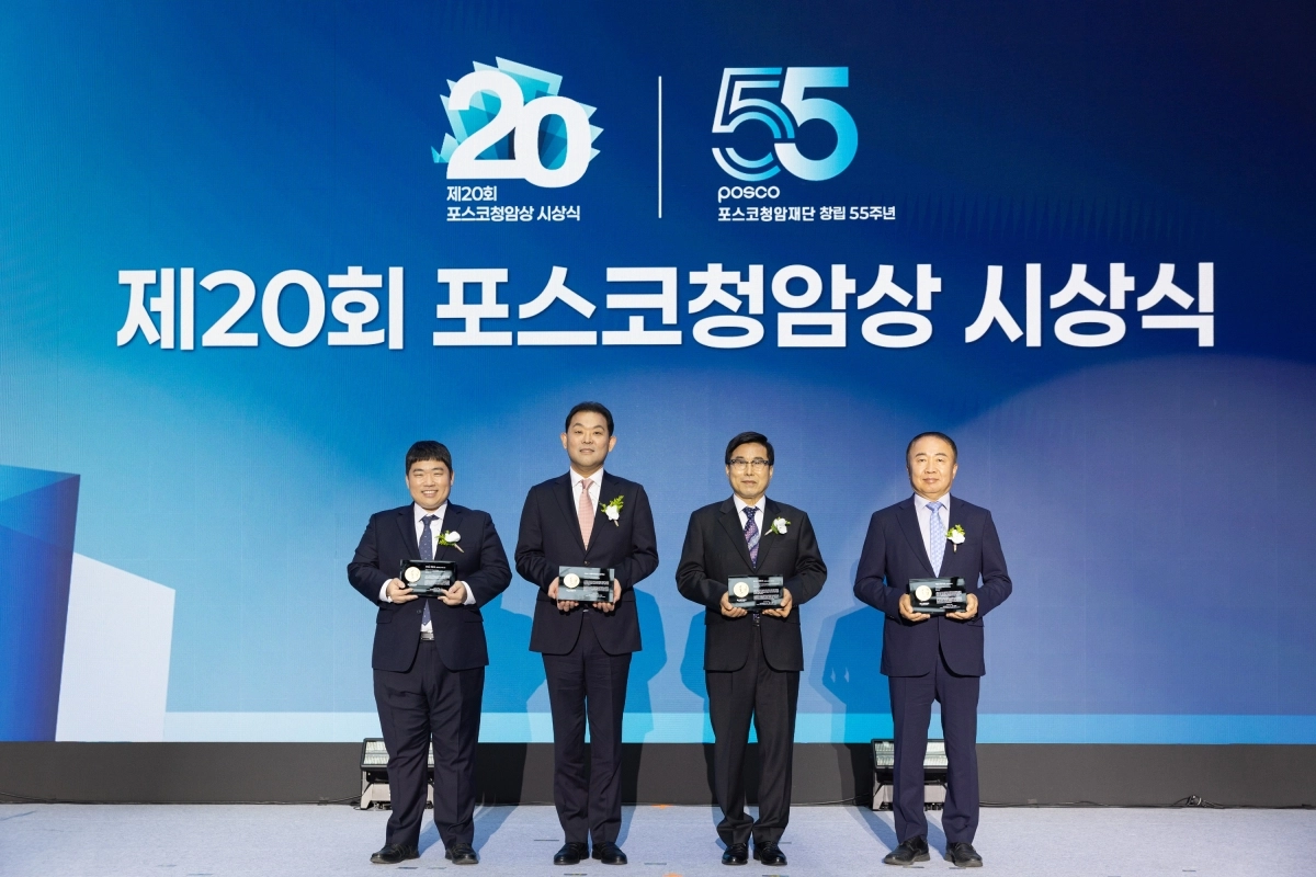 최경수(왼쪽부터) 고등과학원 수학부 교수, 김상기 서울여자상업고등학교 교장, 최연수 (사)한빛청소년재단 상임이사, 정기로 ㈜APS 대표이사가 22일 2026년 제20회 포스코청암상 시상식에서 기념촬영을 하고 있다. 포스코청암재단 제공