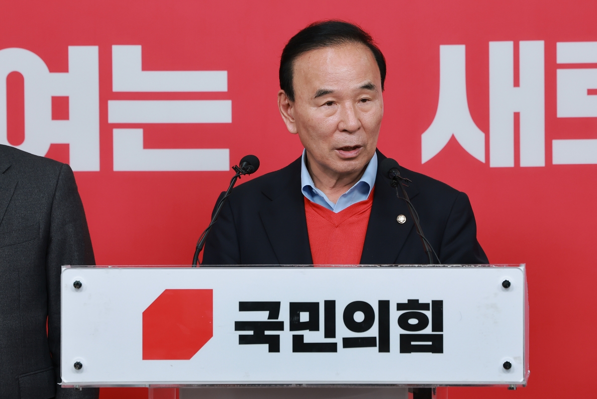 박덕흠 국민의힘 공천관리위원장이 17일 서울 여의도 중앙당사에서 대구시장과 충북지사 예비경선 결과를 발표하고 있다. 연합뉴스