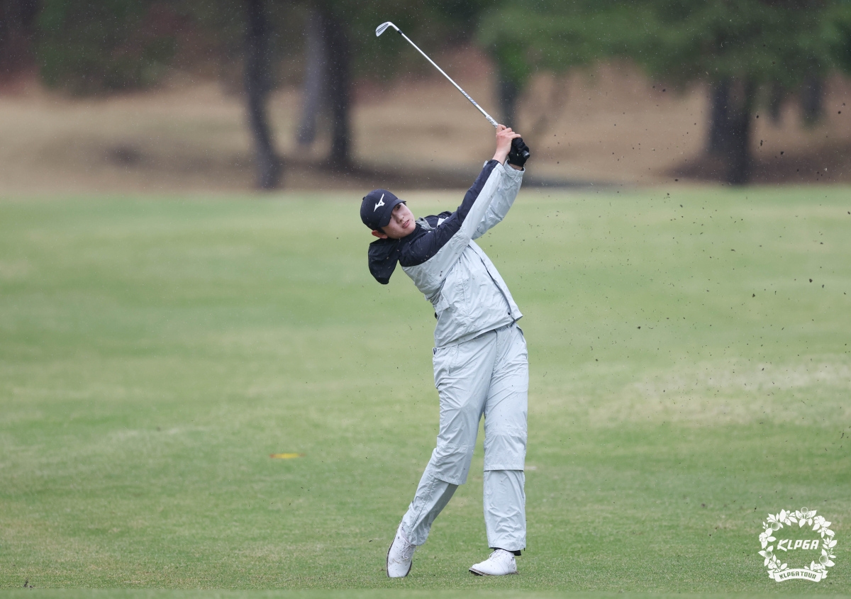 김나현이 페어웨이에서 샷을 날리고 있다. 키 183㎝, 몸무게 78㎏의 당당한 체격을 지닌 김나현은 올해 한국여자프로골프(KLPGA)투어 장타 부문에서 압도적 1위를 달리고 있다. KLPGA 제공