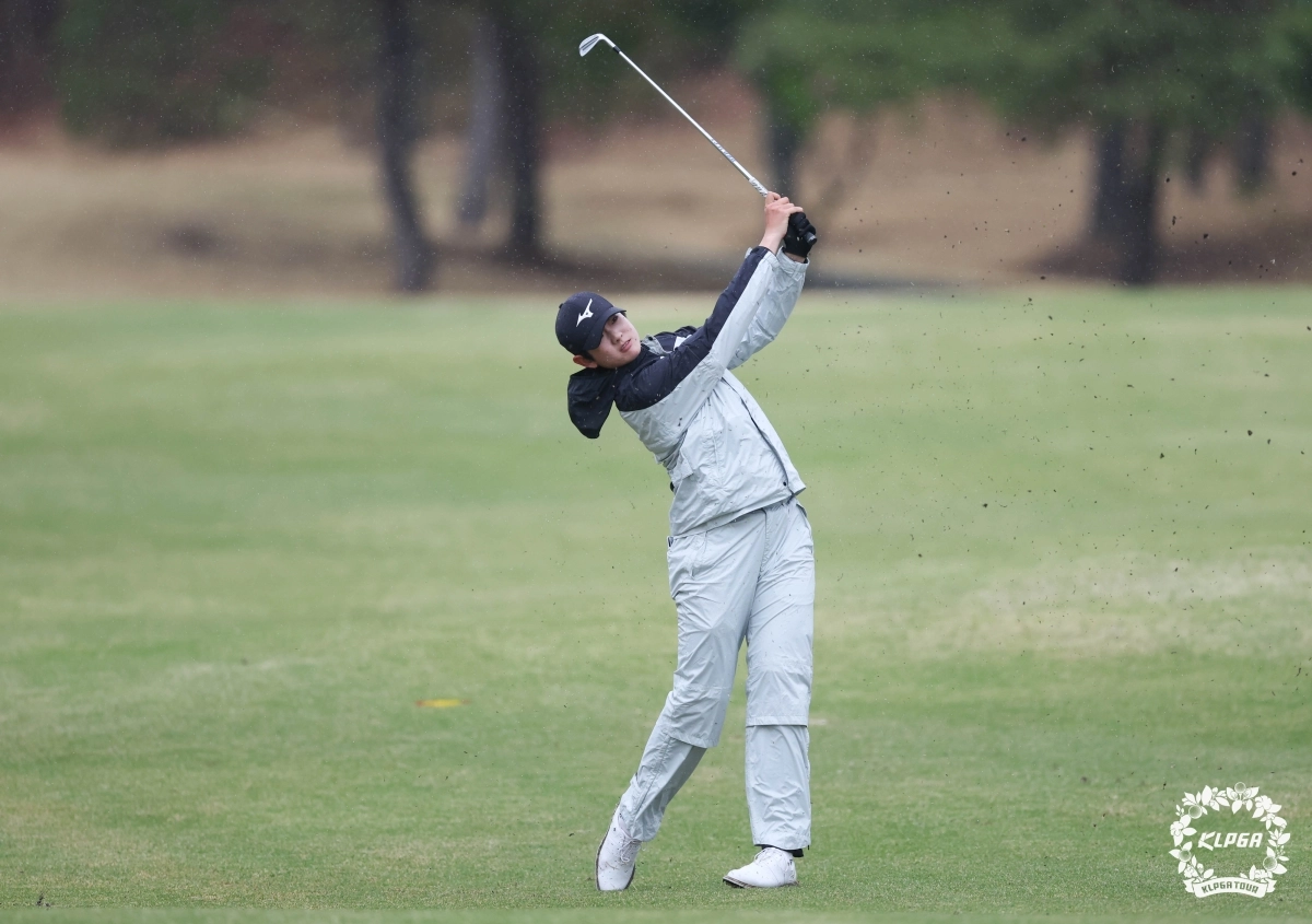 김나현이 페어웨이에서 샷을 날리고 있다. 키 183㎝, 몸무게 78㎏의 당당한 체격을 지닌 김나현은 올해 한국여자프로골프(KLPGA)투어 장타 부문에서 압도적 1위를 달리고 있다. KLPGA 제공