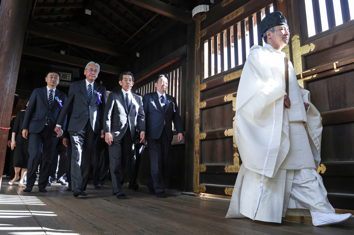 일본 초당파 의원 모임 ‘모두가 야스쿠니 신사를 참배하는 국회의원 모임’ 소속 의원들이 22일 도쿄 야스쿠니 신사를 집단 참배하고 있다. 도쿄 EPA 연합뉴스