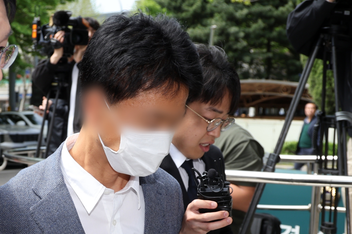 송모 전 강남경찰서 수사팀장이 22일 서울남부지법에서 열린 구속 전 피의자 심문(영장실질심사)에 출석하고 있다. 그는 금품을 받고 유명 인플루언서의 사기 사건을 무마한 혐의를 받는다. 뉴스1