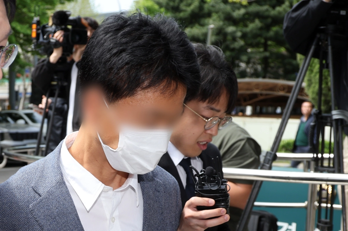 송모 전 강남경찰서 수사팀장이 22일 서울남부지법에서 열린 구속 전 피의자 심문(영장실질심사)에 출석하고 있다. 그는 금품을 받고 유명 인플루언서의 사기 사건을 무마한 혐의를 받는다. 뉴스1