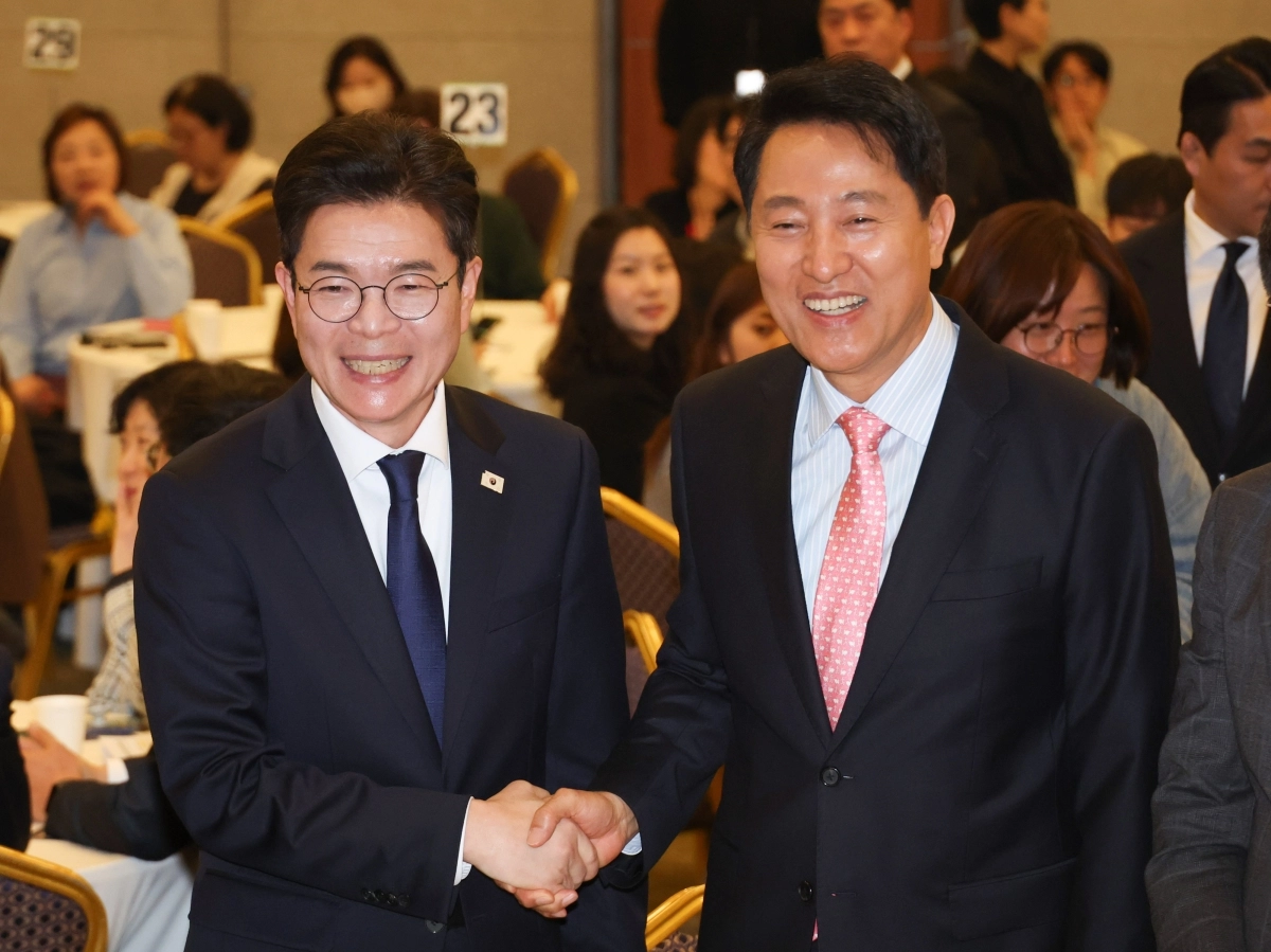 악수하는 서울시장 후보들