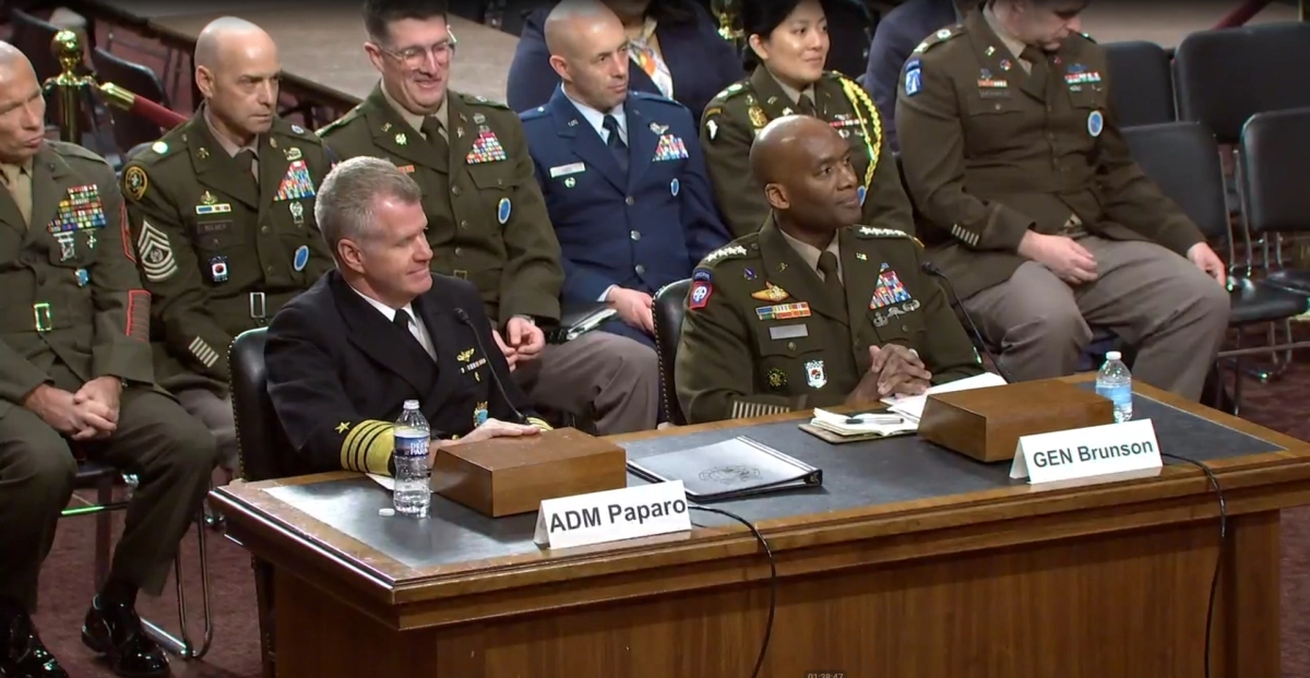 제이비어 브런슨(앞줄 오른쪽) 주한미군사령관이 21일(현지시간) 미 상원 군사위원회 청문회에 참석해 의원들의 질의를 듣고 있다. 왼쪽은 새뮤얼 파파로 인도태평양사령관. 미 상원 군사위 홈페이지 캡처