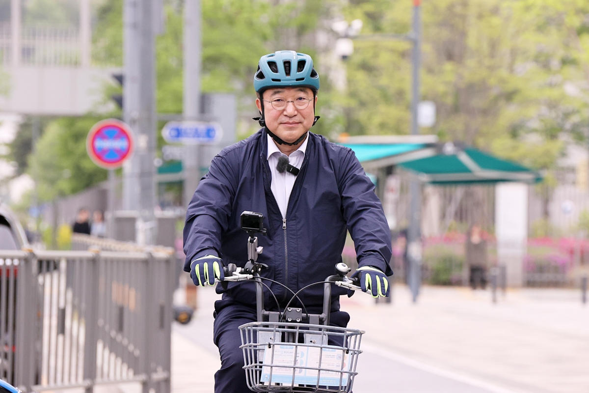 자전거 타고 출근하는 윤호중 장관