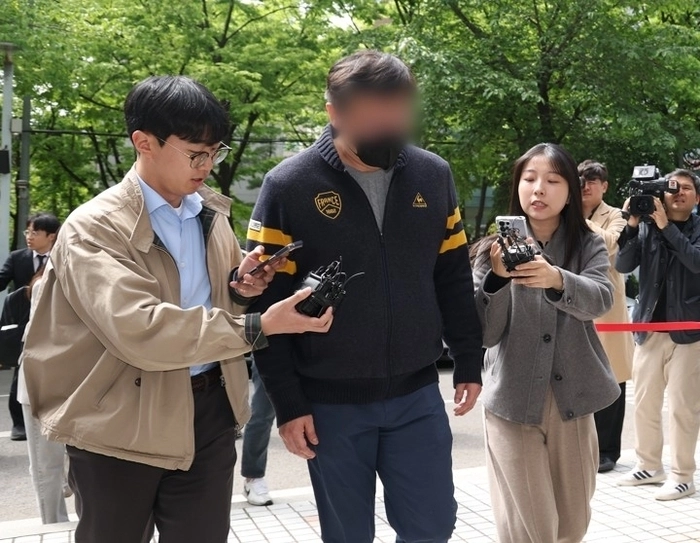 자본시장법 위반과 뇌물공여 혐의를 받는 유명 인플루언서 남편인 재력가 이모씨가 22일 서울 양천구 남부지법에서 열린 구속 전 피의자 심문(영장실질심사)에 출석하고 있다. 연합뉴스