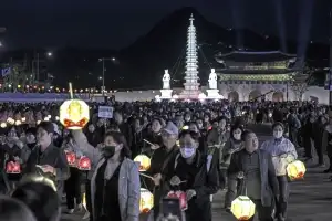 북한 보현사 탑등, 광화문광장서 점등…세계평화·남북화합 염원