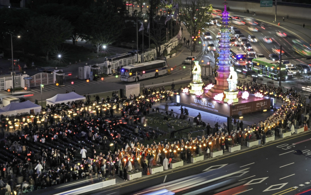 보현사 탑등 주변에서 탑돌이 행사가 진행되는 모습. 뉴시스.