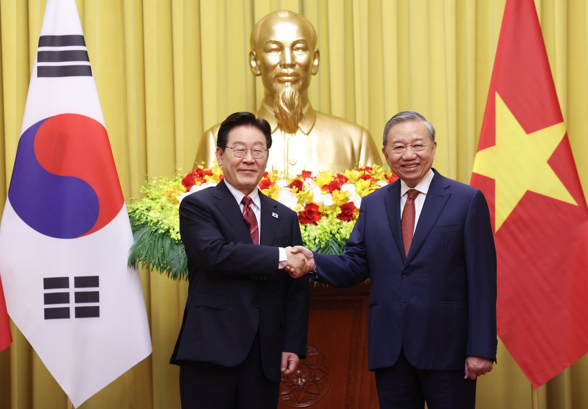 이재명 대통령과 또 럼 베트남 공산당 서기장 겸 국가주석이 22일(현지시간) 정상회담에 앞서 하노이 주석궁에 있는 베트남의 국부 호찌민 전 국가주석 동상을 배경으로 기념촬영을 하고 있다. 하노이 뉴스1