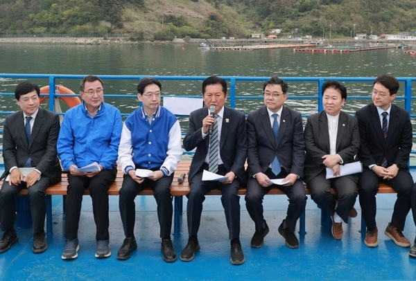 정청래(왼쪽 네 번째) 더불어민주당 대표가 22일 경남 통영시 욕지도 인근 바다의 선상에서 열린 현장 최고위원회의에서 발언하고 있다. 왼쪽부터 이성윤 민주당 최고위원, 강석주 통영시장 후보, 김경수 경남지사 후보, 정 대표, 허성무 의원, 문정복·박지원 최고위원. 통영 연합뉴스