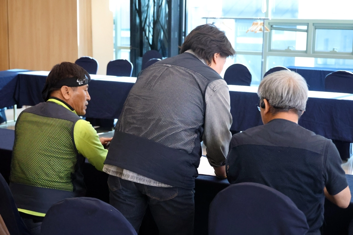 경남 진주 CU 물류센터에서 발생한 조합원 사망 사고를 규탄하며 투쟁 중인 민주노총 공공운수노조 화물연대본부 관계자들이 22일 오후 대전 동구 가양동 호텔선샤인에 마련된 사측과의 상견례장에서 실무교섭을 준비하고 있다. 2026.4.22 연합뉴스