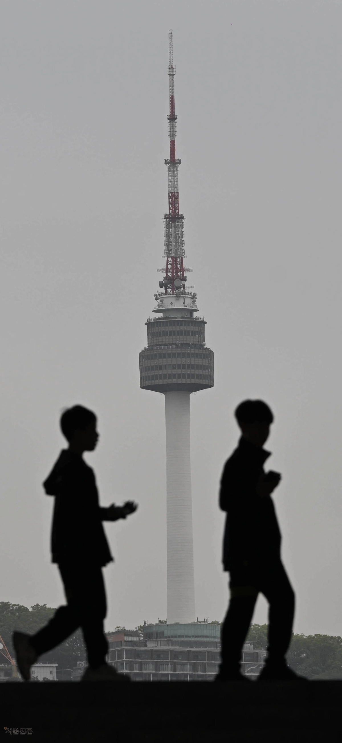 황사에 갇힌 남산… 오늘은 잘 보이려나
