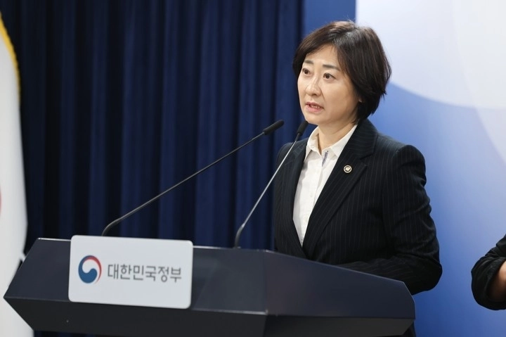 이스란 보건복지부 제1차관이 22일 서울 종로구 정부서울청사에서 아동학대 예방 및 대응 강화 방안을 브리핑하고 있다. 2026.4.22  연합뉴스