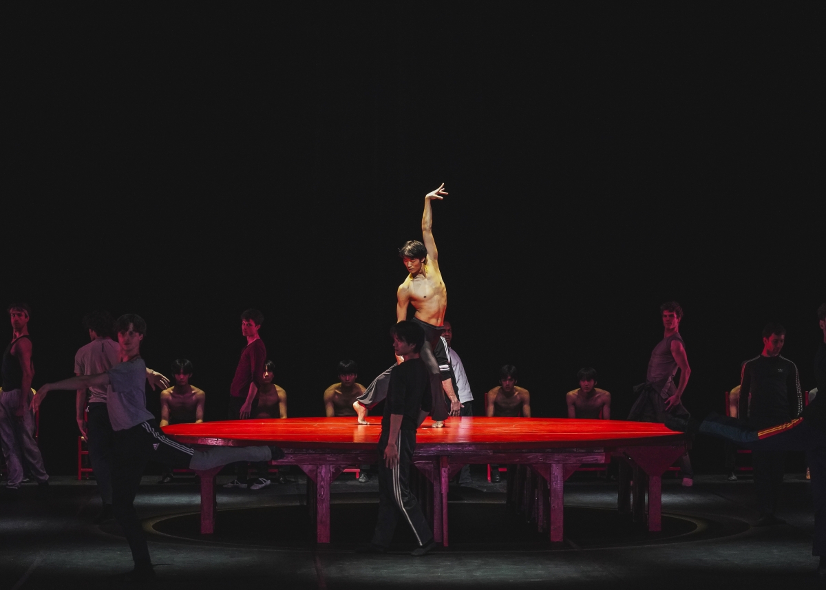22일 서울 GS아트센터에서 김기민 마린스키 발레단 수석무용수와 베자르 발레 로잔 무용수들이 ‘볼레로’를 연습하고 있다. 커다란 붉은색 원형 테이블 위에서 주역 ‘라 멜로디’의 몸짓은 반복되는 듯 다르게 진화하며 강렬한 에너지를 뿜어낸다. 인아츠프로덕션 제공