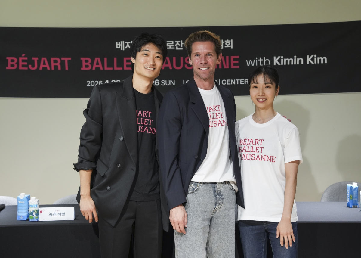 22일 GS아트센터에서 열린 ‘베자르 발레 로잔 위드 김기민’ 기자간담회에 참석한 줄리앙 파브르(가운데) 예술감독과 김기민(왼쪽) 마린스키 발레단 수석무용수, 이민경 BBL 무용수가 포즈를 취하고 있다. 인아츠프로덕션 제공