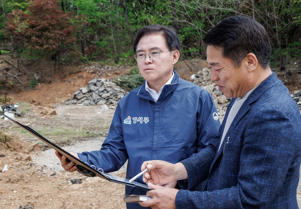 진교훈(왼쪽) 서울 강서구청장이 지난 17일 등마루근린공원 조성 현장을 찾아 물놀이터가 들어설 부지를 확인하고 있다. 강서구 제공