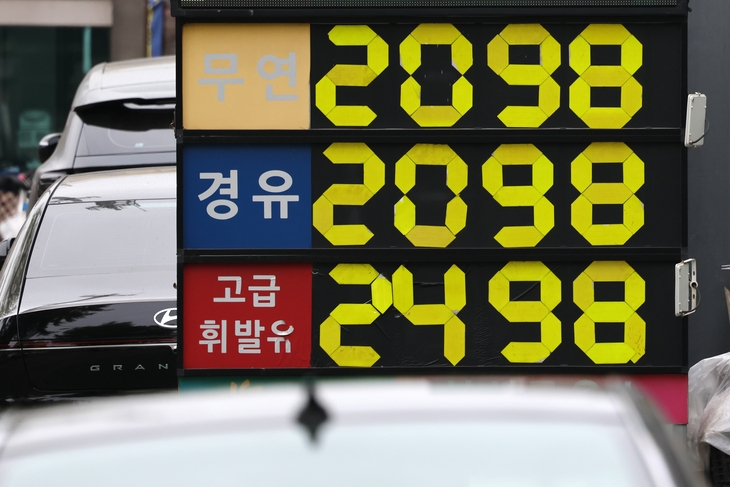 서울 시내 한 주유소에 22일 무연휘발유와 경유 2098원, 고급휘발유 2498원의 판매 가격이 표시돼 있다. 이란의 호르무즈 봉쇄 장기화로 원유 수급 우려가 커지면서 석유 최고가격제 시행에도 불구하고 지난 17일 전국 평균 휘발유값이 2000원을 돌파했다.  연합뉴스