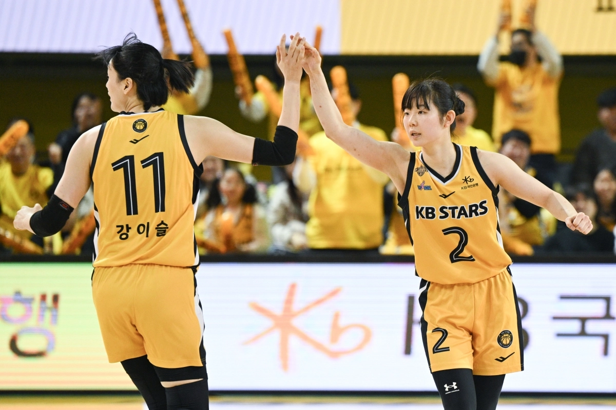 청주 KB 허예은(오른쪽)과 강이슬이 22일 충북 청주체육관에서 열린 2025~26 여자프로농구 챔피언결정전 1차전에서 용인 삼성생명을 상대로 득점한 뒤 하이파이브 하고 있다. WKBL 제공