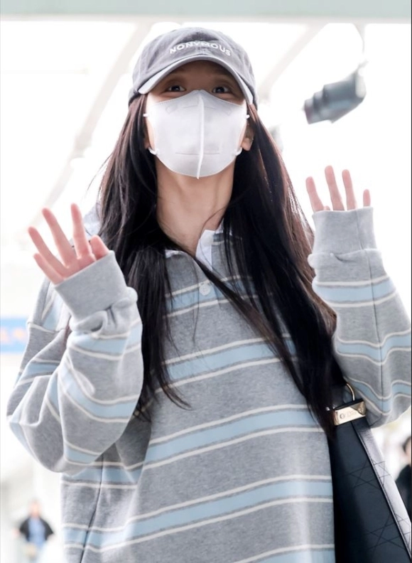 손 인사하는 지수
